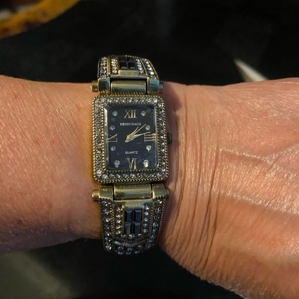 Heidi Daus watch-new battery - Picture 6 of 6